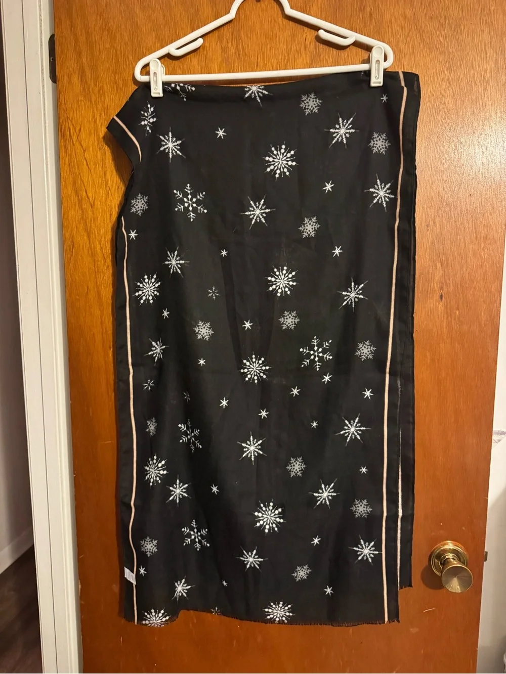 N/A black scarf
